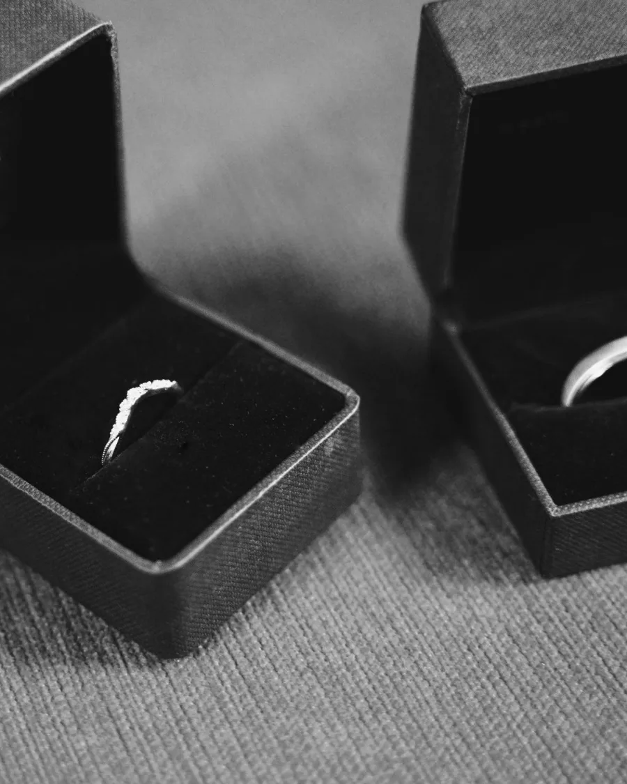 Zwei Ringschachteln in Schwarz-Weiß