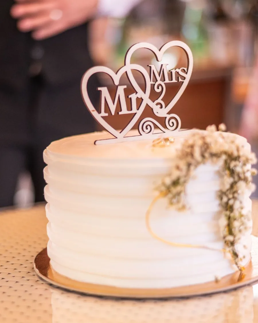 Hochzeitstorte mit Mr-und-Mrs-Topper