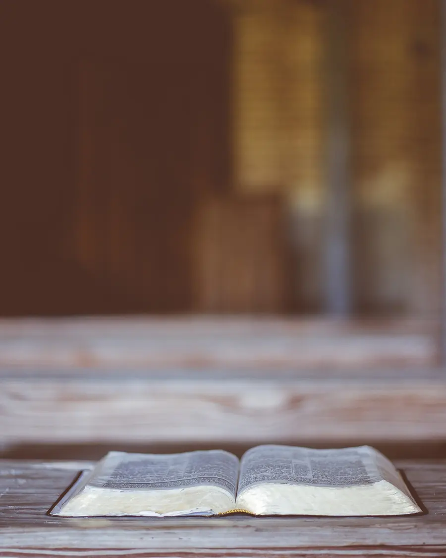 Aufgeschlagene Bibel auf einer Kirchenbank