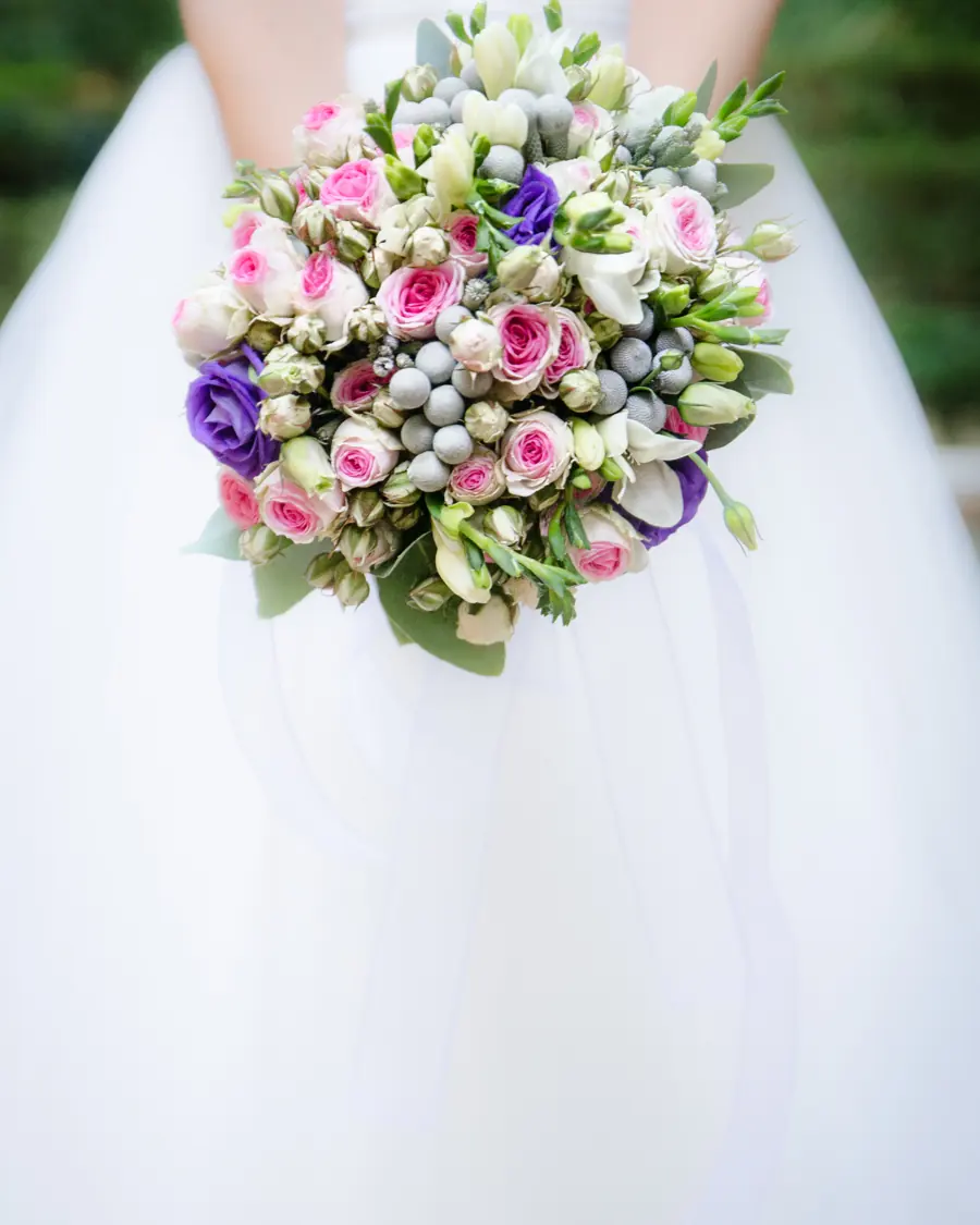 Brautstrauß vor einem weißen Brautkleid