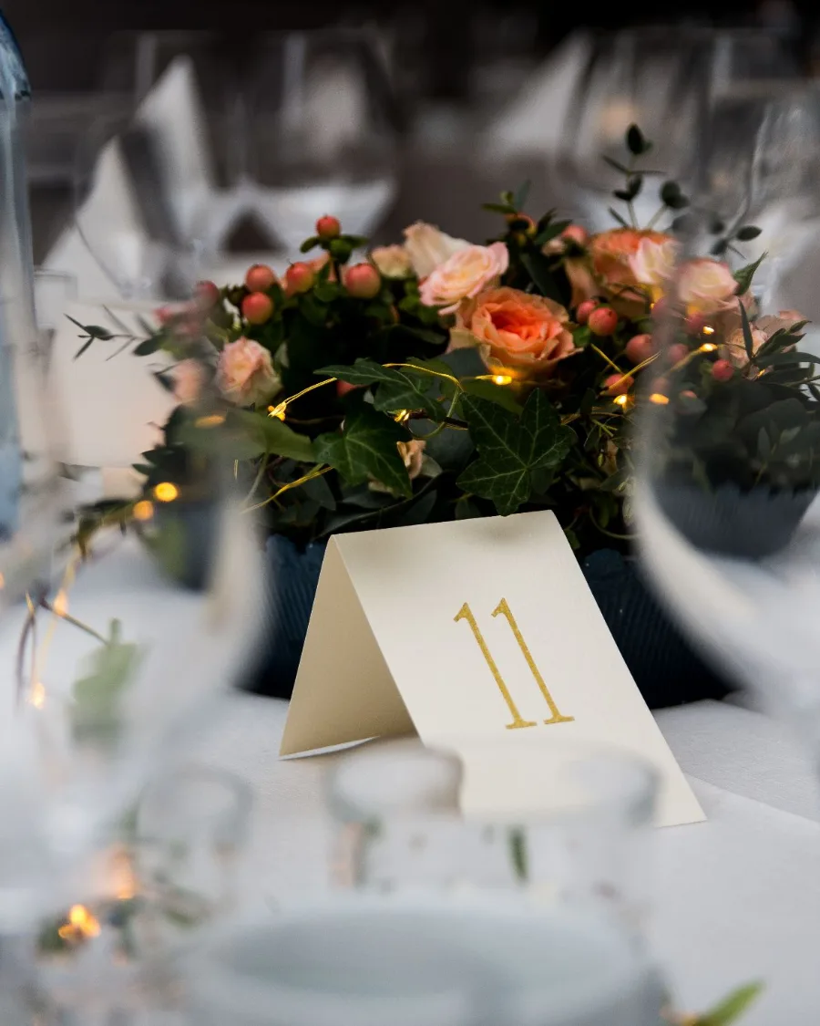 Blumengesteck mit Tischnummer auf der Hochzeitstafel